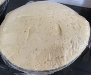 Wyrośnięte ciasto na świąteczny makowiec