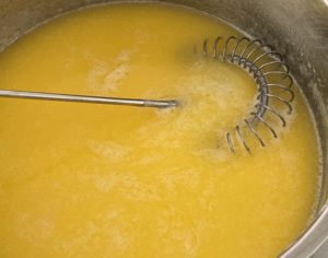 Rozpuszczanie masła do ciasta na Wielkanocny makowiec