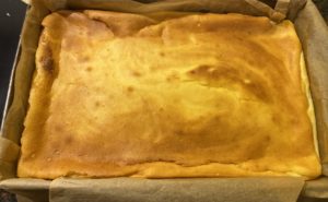 Upieczony sernik przed nałożeniem musu czekoladowo-pierniczkowego