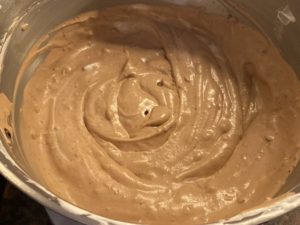 Łączenie bitej śmietanki z musem czekoladowym