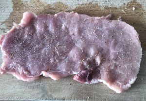 Doprawione mięso przygotowane na kotlety po wiedeńsku