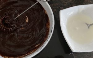 przygotowanie polewy czekoladowej do pierniczków w polewie czekoladowej