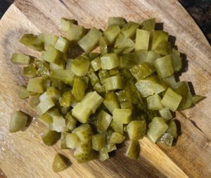 krojenie ogórków do farszu na roladki