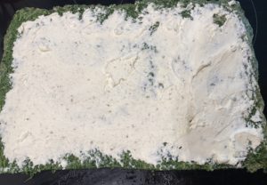 smarowanie ciasta serkiem do rolady z łososiem