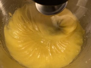 Ucieranienie żółtek z cukrem na masę serową