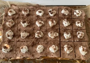 Dekorowanie sernika z musem pierniczkami i bitą śmietaną