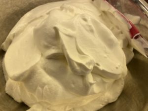 Ubijanie śmietanki na mus do sernika