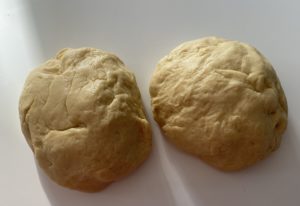 Podział ciasta na dwie części do przygotowania Wielkanocnego makowca