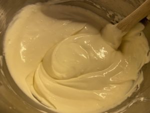 Miksowanie gładkiej masy serowej na sernik