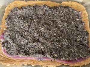 Układanie nadzienia w roladzie serowej