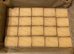 Przygotowanie spodu z herbatników pod sernik z musem