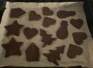 Surowe pierniki toruńskie ułożone na blasze do pieczenia