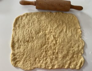 Rozwałkowane ciasto na Makowiec na Wielkanoc