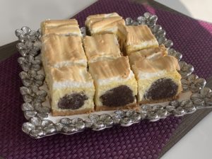 Sernik z kulkami makowymi