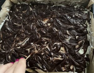 polewa czekoladowa na cieście makowym z wiśniami