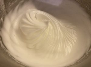 ubijanie białek do świątecznego ciasta makowego