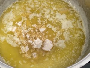 Rozpuszczanie masła z miodem