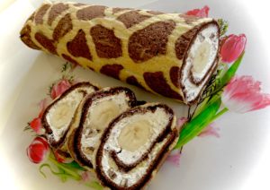 Biszkoptowa rolada z bananami i czekoladą – danie dla dzieci