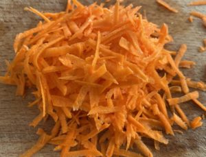 Starta marchewka do surówki wiejskiej – świeże warzywa do przepisu