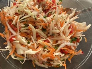 Mieszanie składników na surówkę wiejską w dużej misce