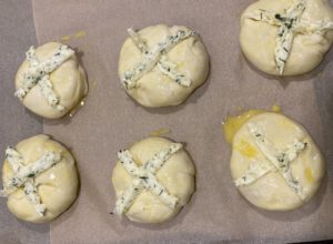 bułeczki z ziołami przygotowane do pieczenia