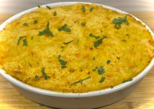 Zapiekanka pasterska w piekarniku podczas pieczenia