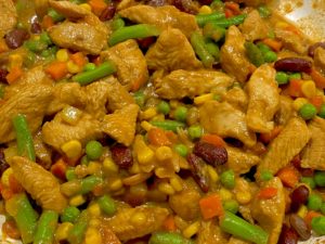 Pikantny kurczak w sosie na patelni