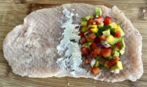 Nakładanie farszu na roladki po meksykańsku