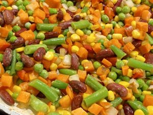 Warzywa smażone do kurczaka z ryżem i warzywami