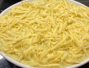 Warstwa sera na wierzchu dania zapiekanka pasterska