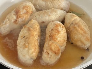 Zalewanie roladek bulionem