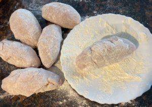 Roladki drobiowe obtaczane w mące przed smażeniem