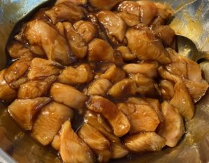 Marynowanie kurczaka przed smażeniem z ryżem i warzywami