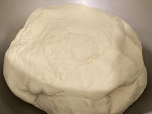 wyrabianie ciasta na puszyste bułeczki maślane