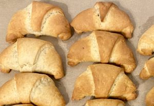 Rogaliki twarogowe piekące się w piekarniku