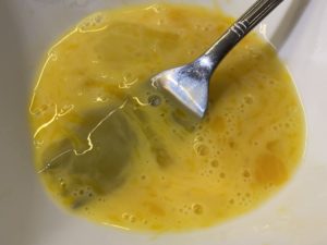 jajko z mlekiem do smarowania bułeczek