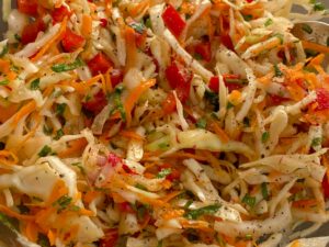 Gotowa surówka wiejska po wymieszaniu z sosem