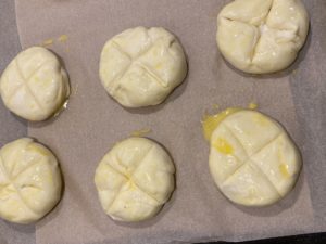 nacinanie bułeczek przed pieczeniem