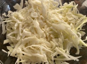 Szatkowanie kapusty na surówkę wiejską