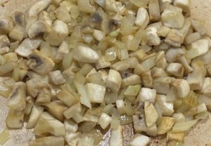 Podsmażana cebula i pieczarki jako farsz do zapiekanki pasterskiej