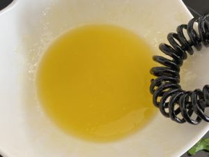 Przygotowanie sosu do surówki wiejskiej obiadowej