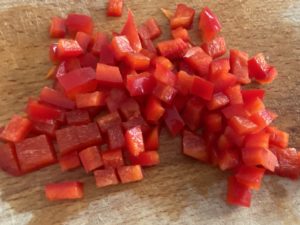 Pokrojona papryka do wiejskiej surówki jako kolorowy dodatek