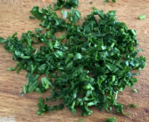 Posiekana natka pietruszki – świeże zioła do przepisu