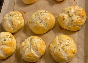 świeżo upieczone bułeczki maślane z czosnkiem