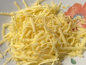 Starty żółty ser przygotowany do pasterskiej zapiekanki