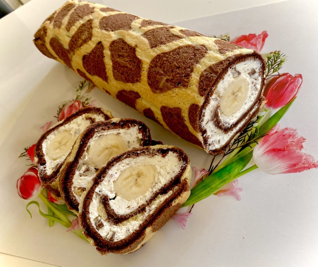 Rolada żyrafa z bananami i czekoladą
