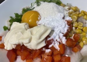 Składniki łączone w masę na kotlety rybne