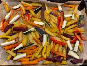 Pstrąg z frytkami i warzywami w piekarniku – wspólne pieczenie składników