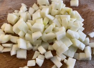 Pokrojone jabłka do ciasteczka szarlotki – owocowy dodatek do ciasta