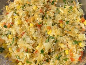 Gotowa surówka z kiszoną kapustą po wymieszaniu z sosem.